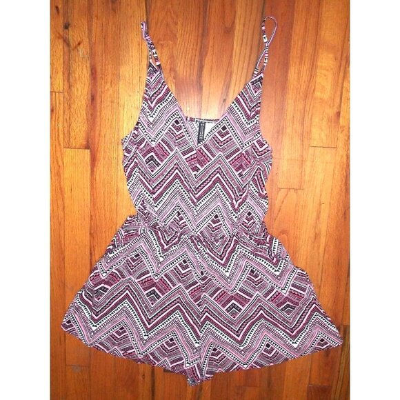 Womens Romper Sz 8 pink black white geometric print The Divided by H&M viscose - Picture 2 of 8